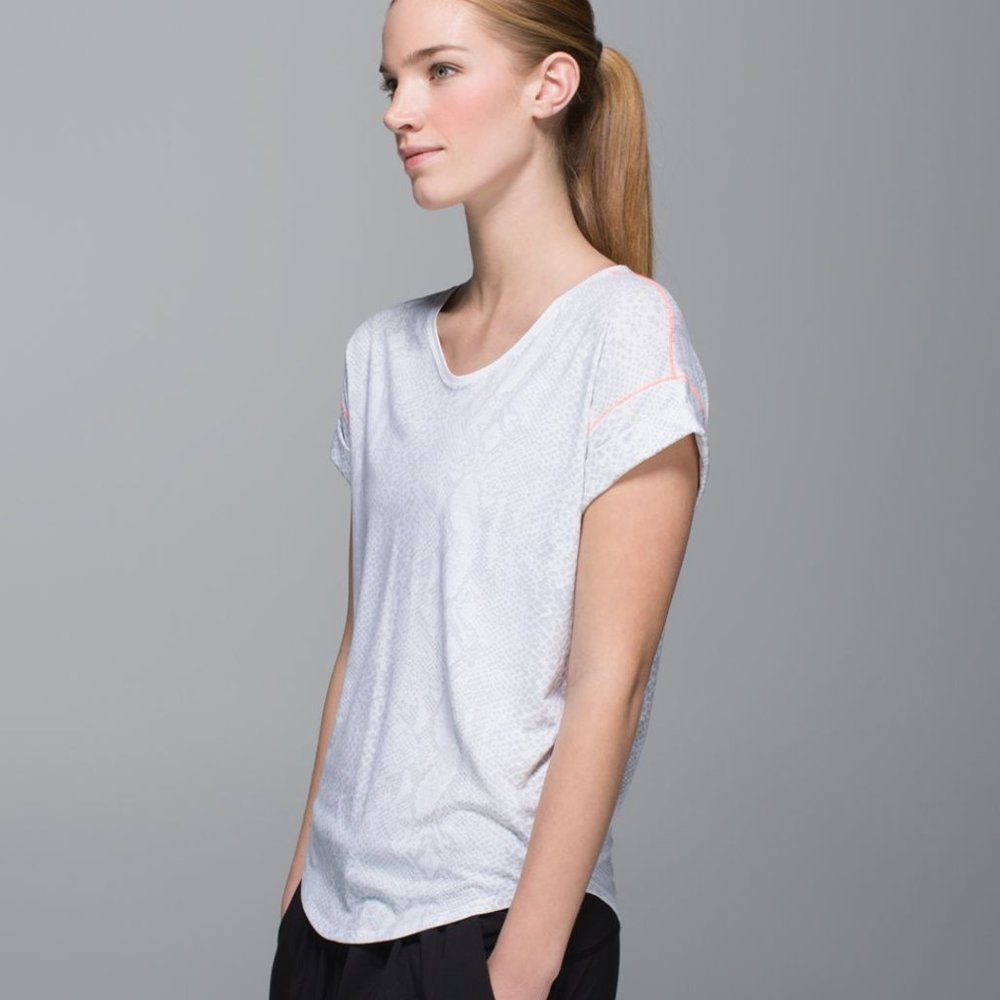 Lululemon Weekend Short Sleeve Desert Snake White Silver Fox / White Size 8